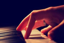 浙江队迎英超关键赛；赛前复出首秀；气氛紧张；心理建设被强调的简单介绍