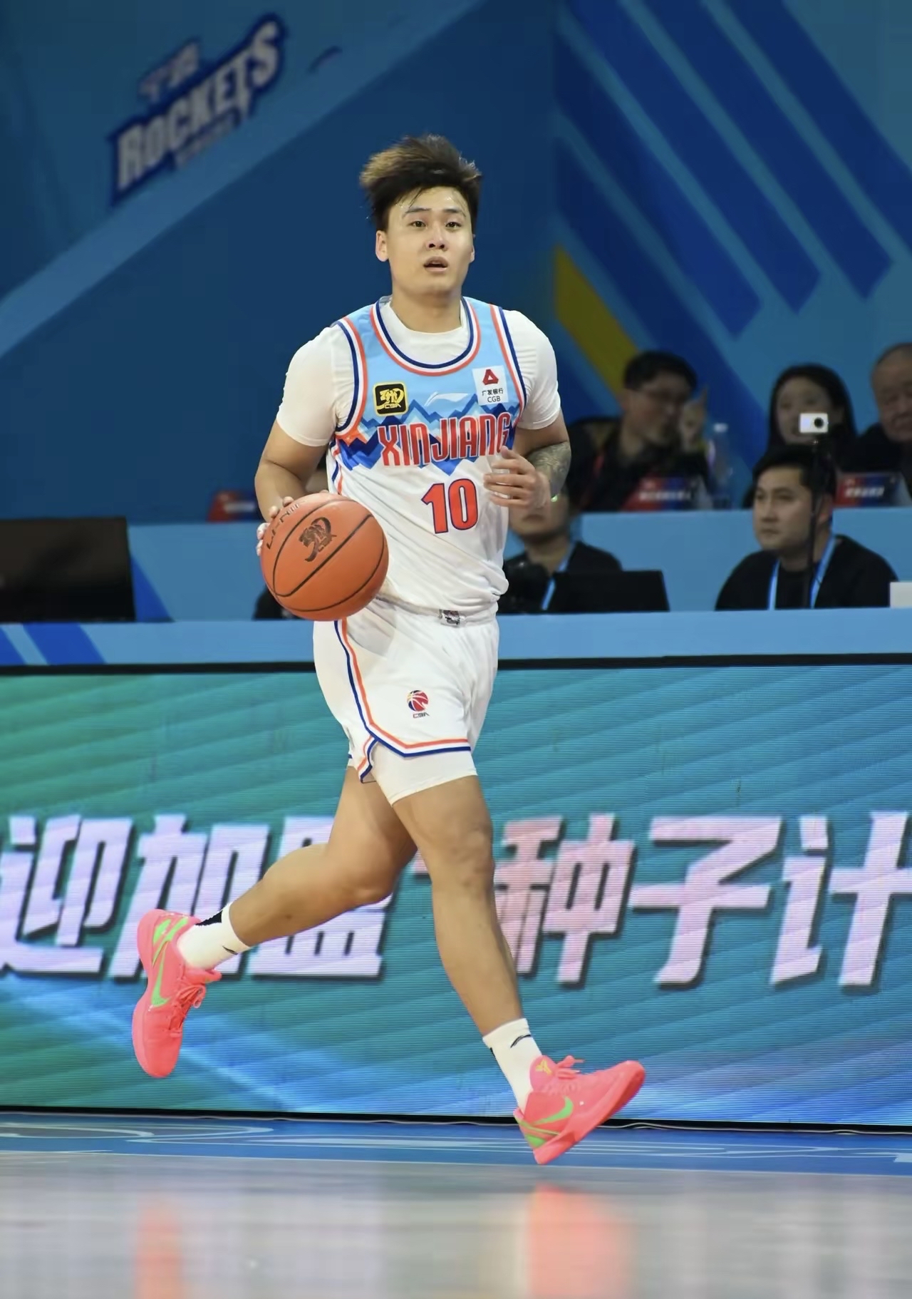 包含CBA季后赛今晚再迎强敌，山东男篮主帅复盘，主帅态度：球迷炸锅，心理建设被强调的词条