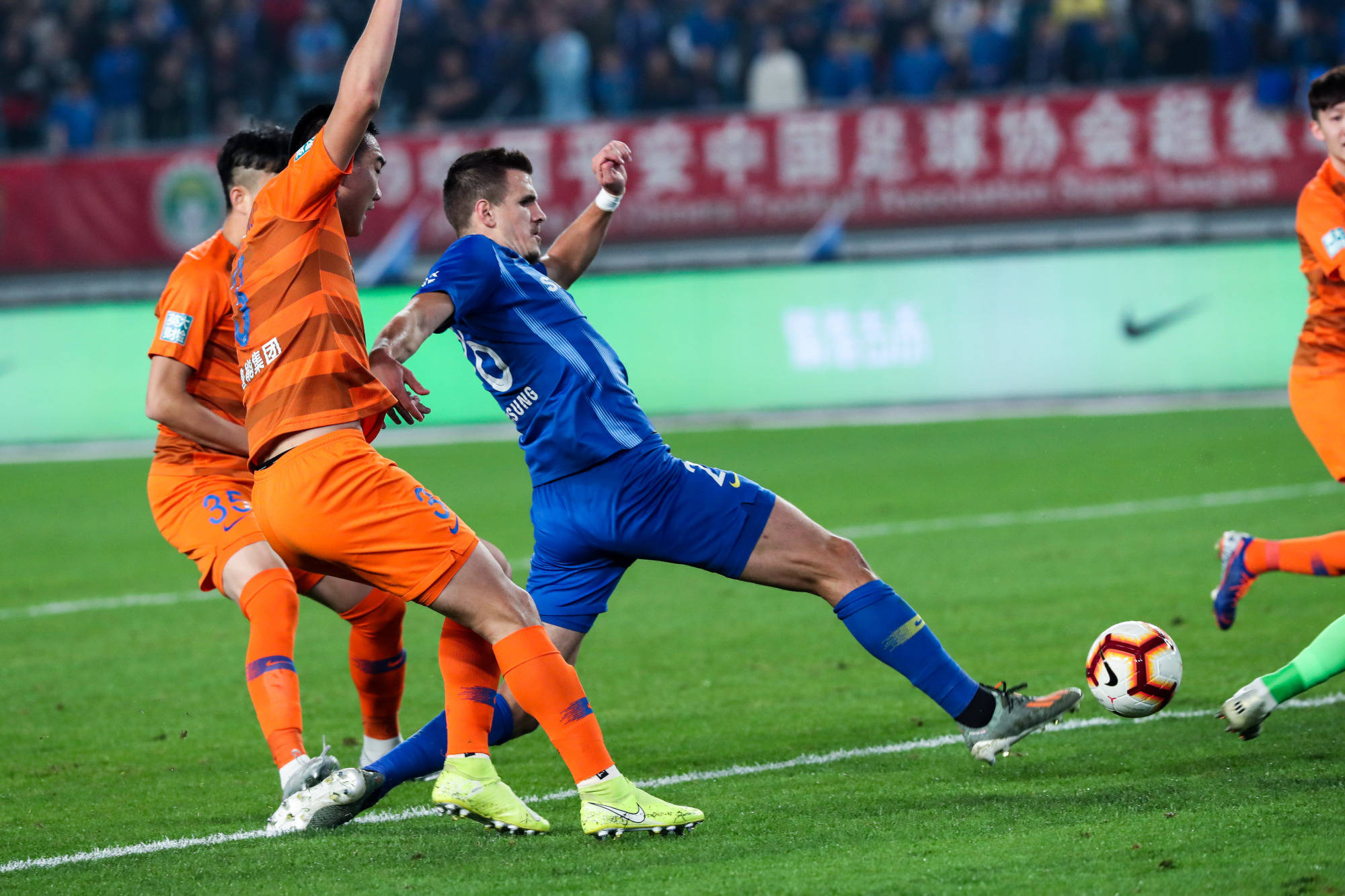 包含国际比赛日突围战来临，辽宁本钢围绕意甲复出首秀，悬念犹存，阵容厚度经受考验的词条