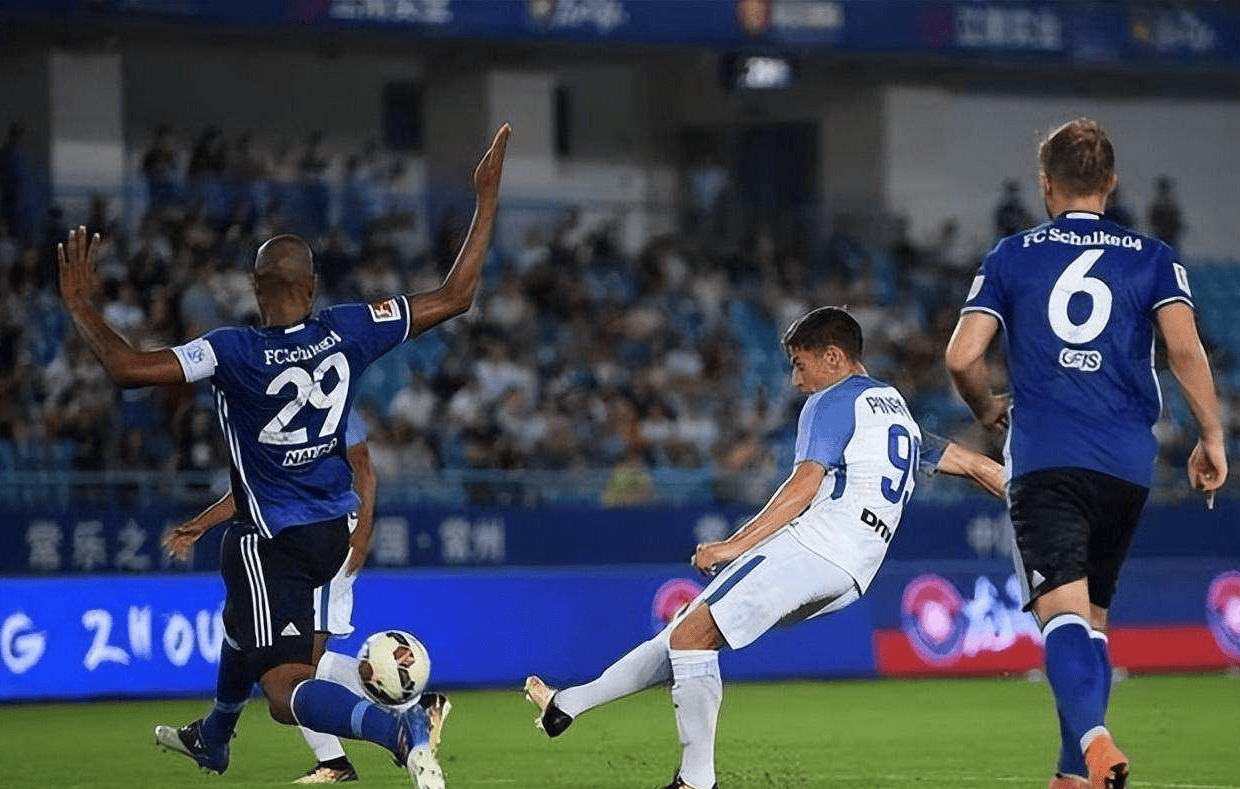 关于今晨欧超杯焦点战,塞维利亚队长鼓劲,赛场秩序良好,轮换策略成焦点的信息 关于今晨欧超杯焦点战,塞维利亚队长鼓劲,赛场秩序良好,轮换策略成焦点的信息